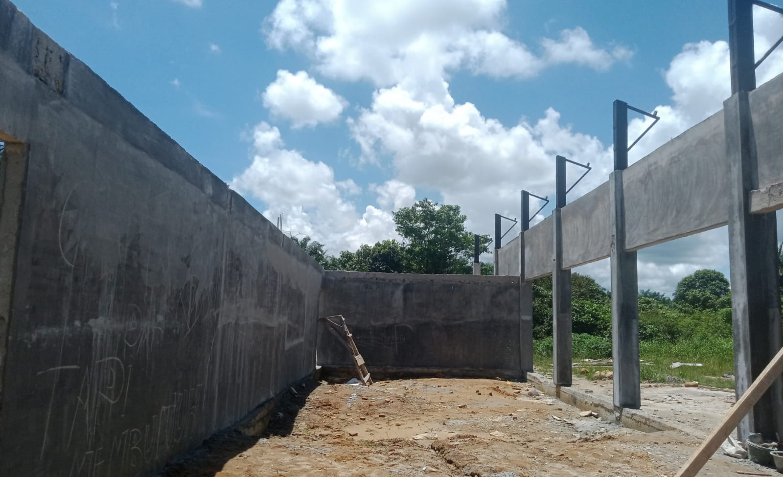 Pembangunan Gerai KDMP Desa Kuta Tinggi Tidak Sesuai Spesifikasi. Tiang Tanpa Balok Penyangga Mengurangi Kekuatan Bangunan