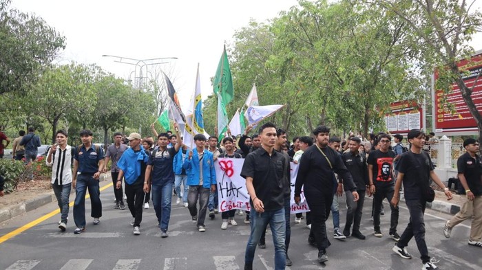 Ribuan Massa Aliansi Rakyat Aceh Demo, Minta Gubernur Batalkan Pergub Nomor 2 Tahun 2026